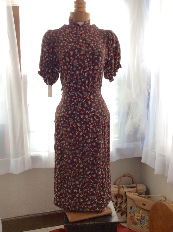 1940s COLONIAL NOVELTY PRINT dress with peplum!