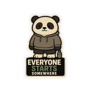 Può includere: Un adesivo con un panda dei cartoni animati con una felpa con cappuccio e pantaloncini marroni. Il panda è in piedi su un rettangolo nero con la scritta "EVERYONE STARTS SOMEWHERE" in bianco e verde. Accanto al panda c'è una piccola bottiglia verde.