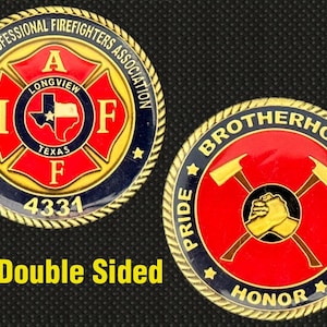 Può includere: Moneta a doppia faccia della Longview Professional Firefighters Association. Un lato presenta una croce di Malta rossa con la bandiera del Texas e la scritta "Longview Texas". L'altro lato ha asce incrociate e le parole "Fratellanza, Orgoglio, Integrità, Onore."