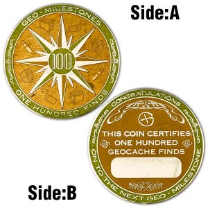 Puede incluir: Una moneda redonda dorada con borde verde. La cara A presenta un diseño de brújula con el número 100 y el texto "ONE HUNDRED FINDS". La cara B dice "CONGRATULATIONS" y "THIS COIN CERTIFIES ONE HUNDRED GEOCACHE FINDS."