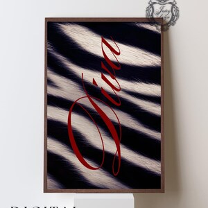 Peut inclure: Impression numérique encadrée avec un motif zébré noir et blanc. Le mot "Gina" est écrit en script rouge au centre. L'impression est dans un cadre marron foncé, avec les mots "DIGITAL download" en bas.