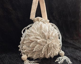 Sac potli blanc cassé : broderie de lotus pour mariage indien (détails en strass)