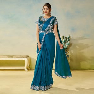 Sari de seda satinada azul verdoso: bordado floral con blusa estilo bohemio.