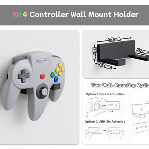 Pu&ograve; includere: Un supporto da parete in plastica nera per controller N64. Il supporto misura 93mm di larghezza, 35mm di altezza e 68mm di profondit&agrave;, con bracci lunghi 56mm. Include due metodi di installazione: a trapano o con adesivo 3M. Il testo riporta N64 Controller Wall Mount Holder e Two Wall-Mounting Options.