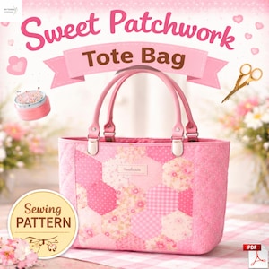Puede incluir: Un bolso tote rosa de patchwork con un diseño acolchado y asas rosas. La bolsa presenta una variedad de telas rosas en un patrón hexagonal. El texto en la imagen dice "Sweet Patchwork Tote Bag" y "Sewing Pattern".