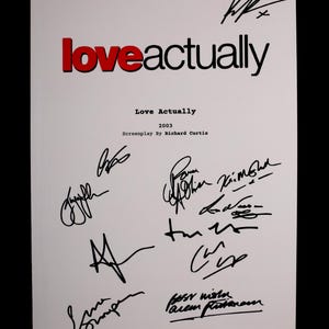 Peut inclure: Un scénario de film blanc intitulé "Love Actually" avec le titre en rouge et noir. Le script est signé par plusieurs personnes à l'encre noire. Le texte "Love Actually 2003 Screenplay By Richard Curtis" est également visible.