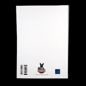 Może przedstawiać: Biały prostokątny produkt na czarnym tle. Zawiera ilustrację psa w garniturze z napisem "GEEK CULTCHA". Widoczny jest r&oacute;wnież kod kreskowy i naklejka "ORIGINAL".