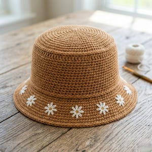 Peut inclure: Ensemble de trois tasses en céramique avec une finition mate et mouchetée. Les tasses sont dans des tons crème, gris clair et gris foncé. Chaque tasse a un design simple et minimaliste, parfait pour le café ou le thé.
