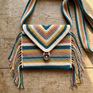 Modèle de sac à bandoulière bohème à rayures en crochet, sac à bandoulière à franges (téléchargement PDF)