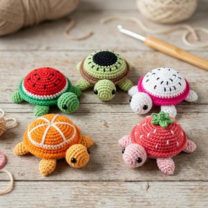 Può includere: Cinque piccole tartarughe all'uncinetto con gusci a forma di frutta. I gusci presentano motivi di anguria, kiwi, dragon fruit, arancia e fragola. Ogni tartaruga ha una testa rotonda con occhi a perla neri e quattro piccole zampe.