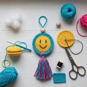 Patroon kleurrijke smiley gehaakt sleutelhanger – eenvoudige amigurumi-pdf voor beginners