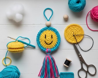 Kolorowy wzór na szydełkowy brelok z uśmiechniętą buźką – łatwy amigurumi w formacie PDF dla początkujących