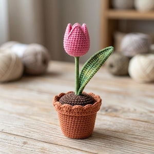 Puede incluir: Un juego de tres tazas de cerámica con un acabado moteado y mate. Las tazas son de color crema, gris claro y gris oscuro. Cada taza tiene un diseño simple y minimalista.