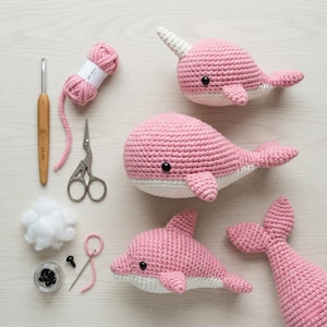 Könnte beinhalten: Eine weiße Keramik-Tasse mit schwarzem Henkel und dem Text "But First, Coffee" in schwarzer, handschriftlicher Schrift. Die Tasse steht auf einer weißen Oberfläche.