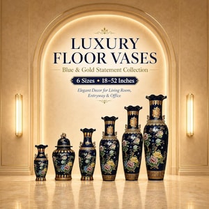 Puede incluir: Una colección de seis jarrones de suelo de cerámica azul oscuro con adornos dorados y motivos florales. El texto dice: LUXURY FLOOR VASES, Blue & Gold Statement Collection, 6 Sizes 18-52 Inches, Elegant Decor for Living Room, Entryway & Office.