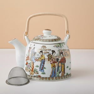Handgjord tekanna i keramik med rottinghandtag, orientalisk figurdesign