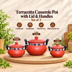 Puede incluir: Un juego de tres ollas de barro con tapas y asas negras. Las ollas están etiquetadas por tamaño: pequeña de 1 litro, mediana de 2 litros y grande de 3 litros. El texto dice: Terracotta Casserole Pot with Lid & Handles Set of 3.