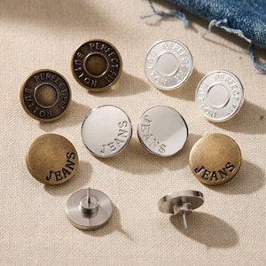 Pode incluir: Uma placa de madeira artesanal com o texto "Bem-vindo" em uma fonte lúdica. A placa é pintada de branco com um acabamento desgastado e apresenta um design floral em tons de rosa e verde. Mede aproximadamente 30 cm de largura.