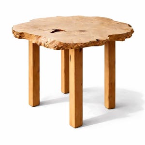Könnte beinhalten: Kleiner Beistelltisch aus Naturholz mit einer einzigartigen, organischen Form. Die hellfarbene Tischplatte hat eine Baumkante und steht auf vier quadratischen Holzbeinen. Der Tisch ist etwa 61 cm hoch.