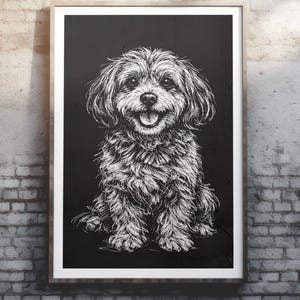 Può includere: Un'illustrazione in bianco e nero incorniciata di un cane sorridente appesa a un muro di mattoni. L'opera d'arte presenta ombreggiature dettagliate, catturando il pelo e l'espressione del cane. La stanza ha un pavimento in cemento e una grande finestra.