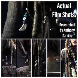 Op de afbeelding: Close-up van het kostuum van een personage uit de Pirates of the Caribbean-filmfranchise. Het kostuum bestaat uit een bruin leren jack, een lange zwarte ketting met verschillende bedels en een lang, gevlochten pruik.