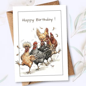 Op de afbeelding: Een witte wenskaart met de tekst "Happy Birthday!" toont een aquarel illustratie van verschillende kippen. De kippen zijn in verschillende kleuren, waaronder bruin, zwart en wit, en lijken te dansen. De kaart zit in een bruine envelop.