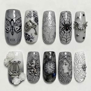 Unghie finte gotiche monocromatiche fatte a mano, con ciondolo 3D argentato e orologio vintage, stile artistico, dark ed elegante, dal look mistico.