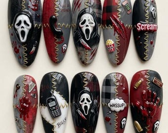 Könnte beinhalten: Ein Set aus zehn künstlichen Fingernägeln mit Horror-Motiven und einer genähten Optik. Die Nägel zeigen ikonische Ghostface-Masken, Blutspritzer, ein Telefon, einen Popcorn-Eimer, ein Messer, Patronen sowie den Text "SCREAM" und "WASSUP!"