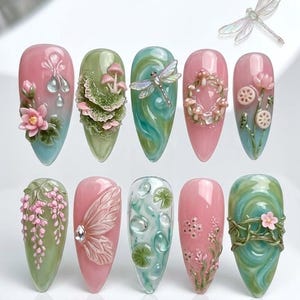 Unghie finte Fairycore, decorazione botanica 3D con funghi e libellule, manicure fantasiosa ispirata alla natura.