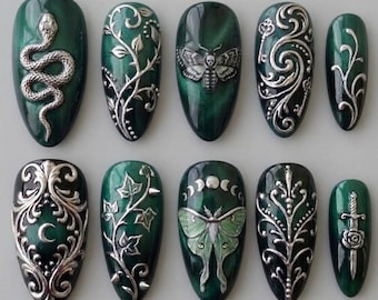 Unghie finte gotiche botaniche fatte a mano, ciondoli 3D a forma di serpente e falena in argento, unghie finte a occhio di gatto verde smeraldo, estetica dark da strega