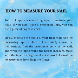 Pode incluir: Um fundo azul com texto branco que diz "HOW TO MEASURE YOUR NAIL". S&atilde;o fornecidas instru&ccedil;&otilde;es sobre como medir as unhas usando uma fita m&eacute;trica ou papel, enfatizando a coloca&ccedil;&atilde;o horizontal e a medi&ccedil;&atilde;o precisa.