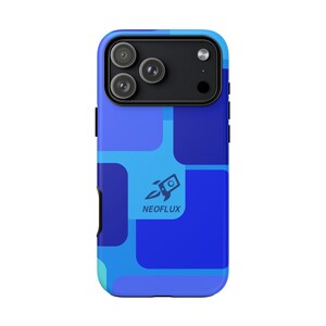 Peut inclure: Coque de téléphone bleue avec un motif géométrique de carrés et de rectangles dans des tons de bleu. La coque présente un module caméra noir et le mot "NEOFLUX" avec un logo de fusée.
