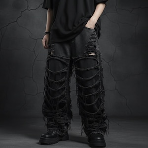 Può includere: Jeans neri strappati con ampi strappi e bordi sfilacciati. I pantaloni hanno una vestibilità a gamba larga e sono abbinati a stivali neri. Lo stile è audace e moderno.