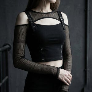 Gotycki top z siateczki dla kobiet – czarny top z długim rękawem i wycięciami na paskach z klamrami, styl grunge i alternatywny streetwear