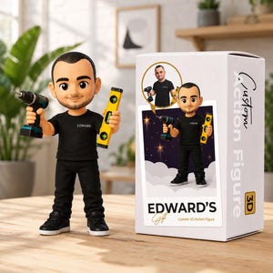 Könnte beinhalten: Eine individuelle 3D-Actionfigur einer Person, die einen Bohrer und eine Wasserwaage hält. Die Figur trägt ein schwarzes T-Shirt und eine Hose. Auf der Box steht "Custom Action Figure" und "EDWARD'S Gift".