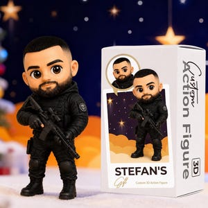Pode incluir: Uma figura de ação 3D personalizada de um homem em equipamento tático preto, segurando um rifle. A figura está ao lado de uma caixa com o texto "Custom Action Figure" e "STEFAN'S Gift". O fundo é azul escuro com luzes em forma de estrela.