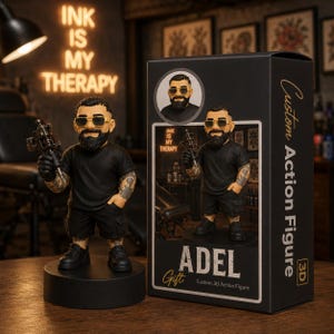 Peut inclure: Figurine d'action 3D personnalisée d'un homme avec des tatouages, des lunettes de soleil et une barbe, tenant une machine à tatouer. La figurine est sur une base noire, avec une boîte assortie qui indique "ADEL Gift Custom 3D Action Figure". L'enseigne au néon indique "INK IS MY THERAPY".