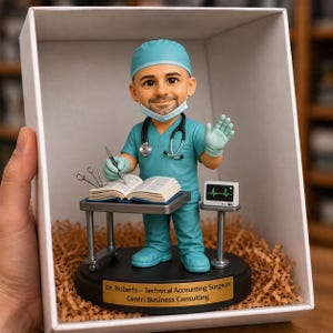 Op de afbeelding: Een op maat gemaakt bobblehead-figuurtje van een chirurg in een blauwgroen operatiepak, bijpassende muts en mondkapje. Het figuurtje staat op een zwarte voet met een gouden plaatje met de tekst Dr. Roberts - Technical Accounting Surgeon, Centri Business Consulting.