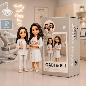 Puede incluir: Dos figuras de acción 3D personalizadas de mujeres con uniformes dentales blancos junto a su caja de embalaje. Una figura sostiene un espejo dental, la otra un modelo de dientes. La caja está etiquetada como Gabi & Eli Custom 3D Action Figure.