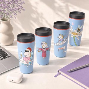 Pu&ograve; includere: Quattro bicchieri da viaggio azzurri con coperchi neri, ognuno caratterizzato da un'illustrazione unica di un unicorno. Uno mostra un unicorno su una sedia a sdraio, uno in accappatoio, uno come ballerina e l'ultimo con un'ape su un fiore.