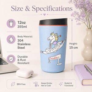 Pu&ograve; includere: Un bicchiere in acciaio inossidabile azzurro con coperchio nero, raffigurante un cavallo in tut&ugrave; che salta un ostacolo con la scritta Trouble. Il testo Size & Specifications, 12oz, 355ml, 304 Stainless Steel, Durable & Rust Resistant, BPA Free e 15 cm &egrave; visibile.