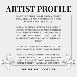 Pu&ograve; includere: Una scheda profilo artista intitolata ARTIST PROFILE con testo su Sharon, impiegata e fotografa a Shanghai. Il testo descrive la serie Little Horse e il suo scopo. Due illustrazioni di un cavallo in accappatoio fiancheggiano il testo.