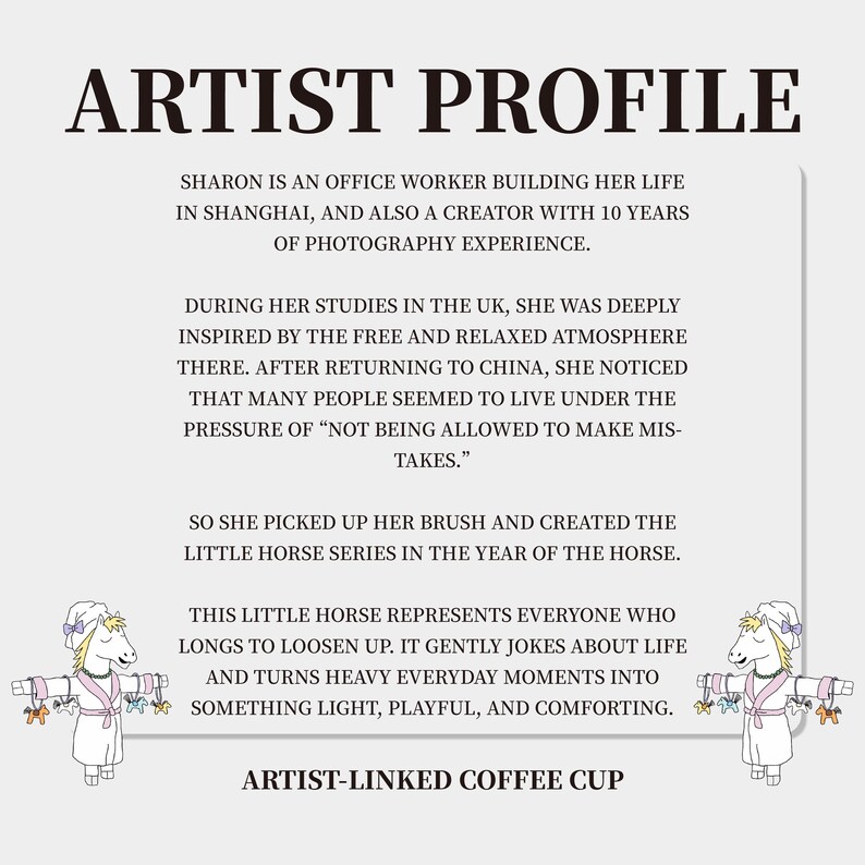 Pu&ograve; includere: Una scheda profilo artista intitolata ARTIST PROFILE con testo su Sharon, impiegata e fotografa a Shanghai. Il testo descrive la serie Little Horse e il suo scopo. Due illustrazioni di un cavallo in accappatoio fiancheggiano il testo.