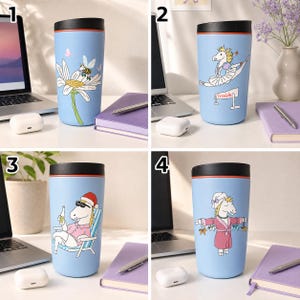 Pu&ograve; includere: Un set di quattro bicchieri da viaggio azzurri con coperchi neri e dettagli arancioni. Ogni bicchiere presenta una grafica unica: un'ape su una margherita, un unicorno ballerina che salta sopra un cartello con la scritta Trouble e altri.