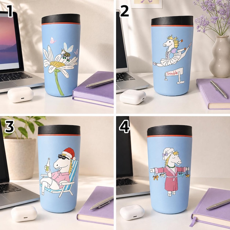 Pu&ograve; includere: Un set di quattro bicchieri da viaggio azzurri con coperchi neri e dettagli arancioni. Ogni bicchiere presenta una grafica unica: un'ape su una margherita, un unicorno ballerina che salta sopra un cartello con la scritta Trouble e altri.