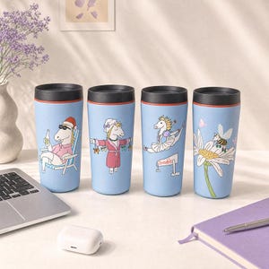 Pu&ograve; includere: Quattro bicchieri da viaggio azzurri con coperchi neri, ognuno con un'illustrazione unica di unicorno. I disegni includono un unicorno con cappello da Babbo Natale, un unicorno in accappatoio, un unicorno ballerina e un unicorno ape su una margherita.
