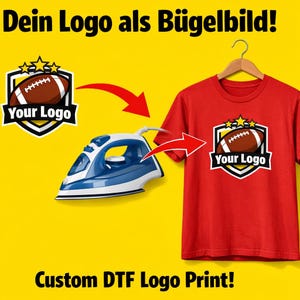 K&ouml;nnte beinhalten: Ein rotes T-Shirt mit einem individuellen Logo mit einem Football-Design, das auf einem Holzb&uuml;gel pr&auml;sentiert wird. Ein blaues und wei&szlig;es B&uuml;geleisen ist neben dem Shirt abgebildet. Der Text lautet "Dein Logo als B&uuml;gelbild!" und "Custom DTF Logo Print!"