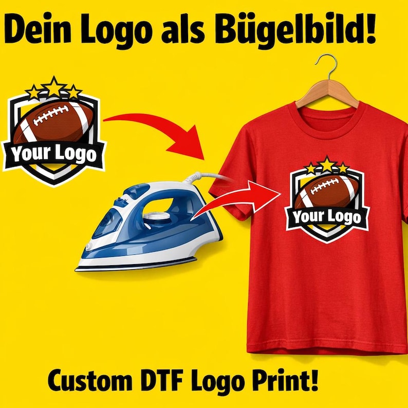 K&ouml;nnte beinhalten: Ein rotes T-Shirt mit einem individuellen Logo mit einem Football-Design, das auf einem Holzb&uuml;gel pr&auml;sentiert wird. Ein blaues und wei&szlig;es B&uuml;geleisen ist neben dem Shirt abgebildet. Der Text lautet "Dein Logo als B&uuml;gelbild!" und "Custom DTF Logo Print!"