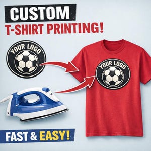 K&ouml;nnte beinhalten: Ein rotes T-Shirt mit einem Fu&szlig;ball-Logo, neben einem blauen B&uuml;geleisen. Das Bild enth&auml;lt den Text "CUSTOM T-SHIRT PRINTING!" und "FAST & EASY!" auf hellblauem Hintergrund. Das Logo ist schwarz und wei&szlig;.