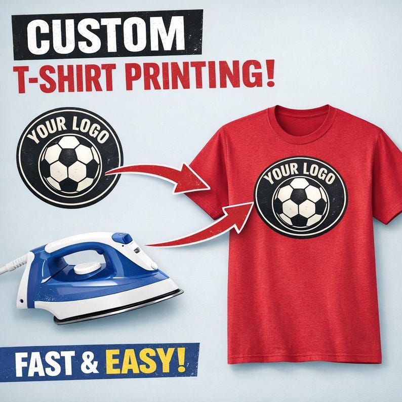 K&ouml;nnte beinhalten: Ein rotes T-Shirt mit einem Fu&szlig;ball-Logo, neben einem blauen B&uuml;geleisen. Das Bild enth&auml;lt den Text "CUSTOM T-SHIRT PRINTING!" und "FAST & EASY!" auf hellblauem Hintergrund. Das Logo ist schwarz und wei&szlig;.
